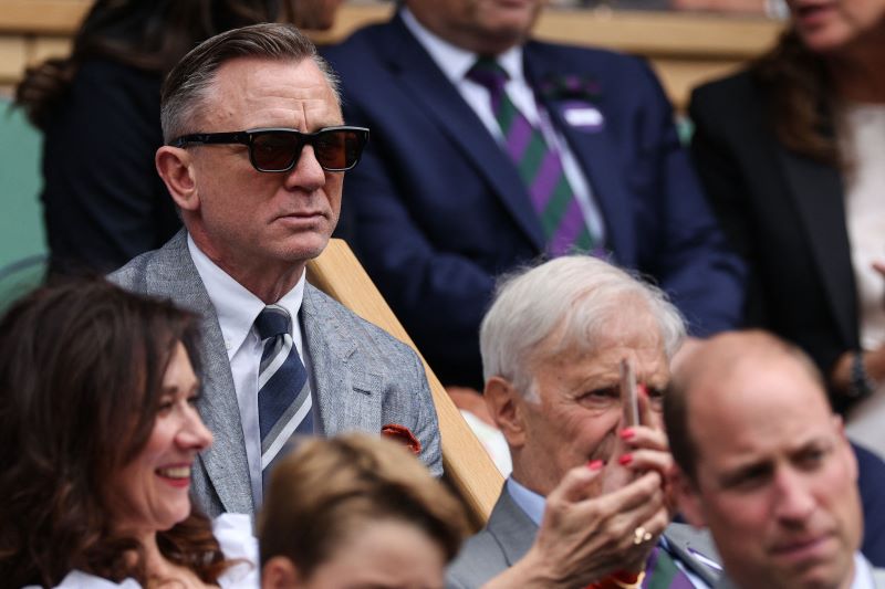 Daniel Craig Terobos Lampu Merah