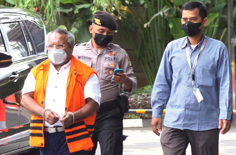 Sejak ditetapkan sebagai tersangka hingga vonis bebas terhadap bupati nonaktif Eltinus Omaleng, banyak terjadi drama. Berikut rinciannya.