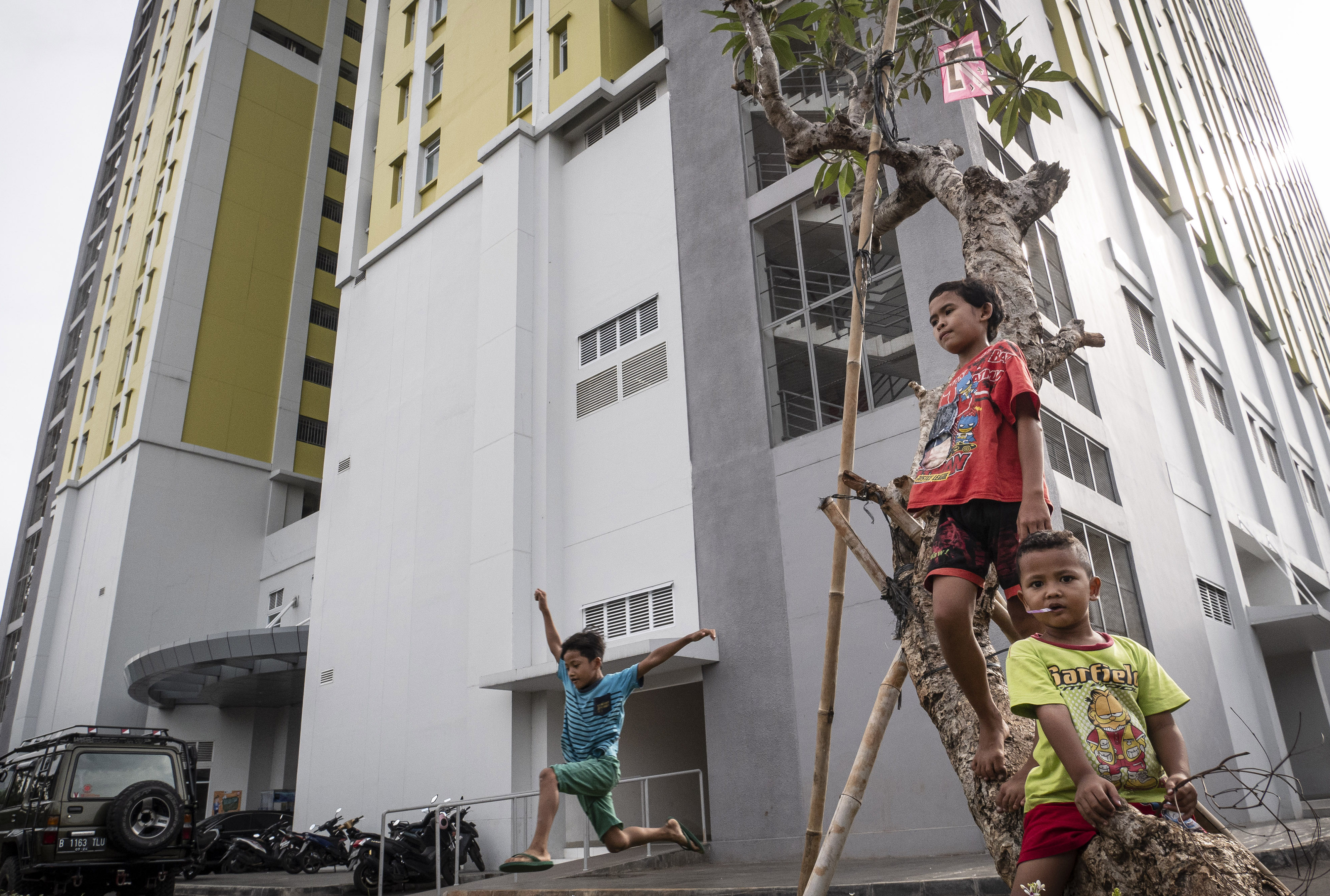 Suasana di halaman rumah susun sederhana sewa (Rusunawa) Pasar Rumput, Jakarta, beberapa waktu lalu.