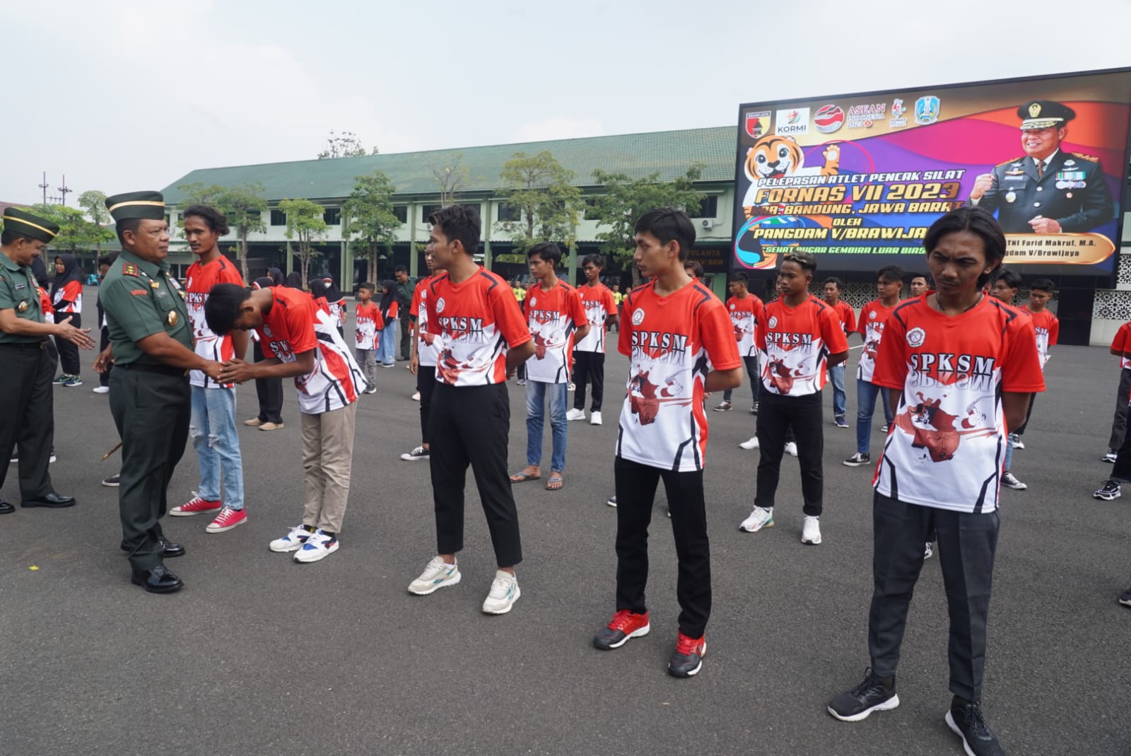  Pangdam V/Brawijaya Mayjen Farid Makruf saat melepas tim pencak silat Madura.