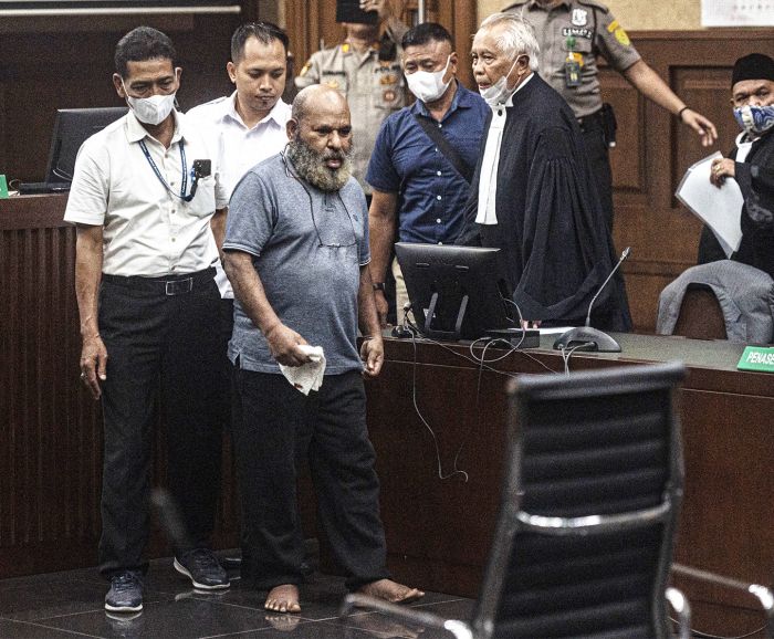 Terdakwa kasus suap Lukas Enembe menjalani persidangan di Pengadilan Tipikor Jakarta.