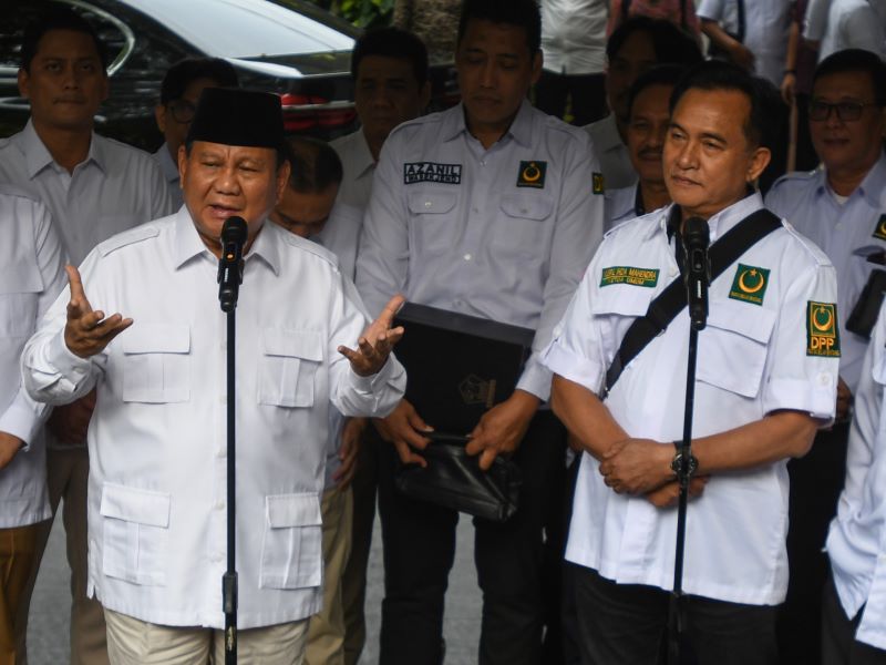 Ketua Umum Partai gerindra berbicara di sebelah Ketua Umum PBB Yusril Izha Mahendra