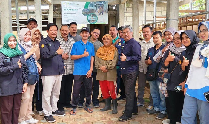 Direktur Polbangtan Malang, Setya Budhi Udrayana dan manajemen PPIU Jatim  bersama para peternak milenial di Pacitan, Jawa Timur