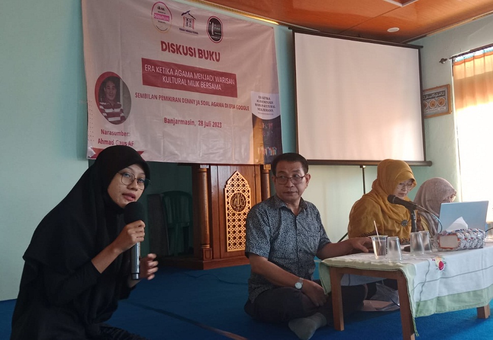 Bedah buku 'Era Ketika Agama Menjadi Warisan Kultural Milik Bersama: Sembilan Pemikiran Denny JA Soal Agama di Era Google' di Banjarmasin. 