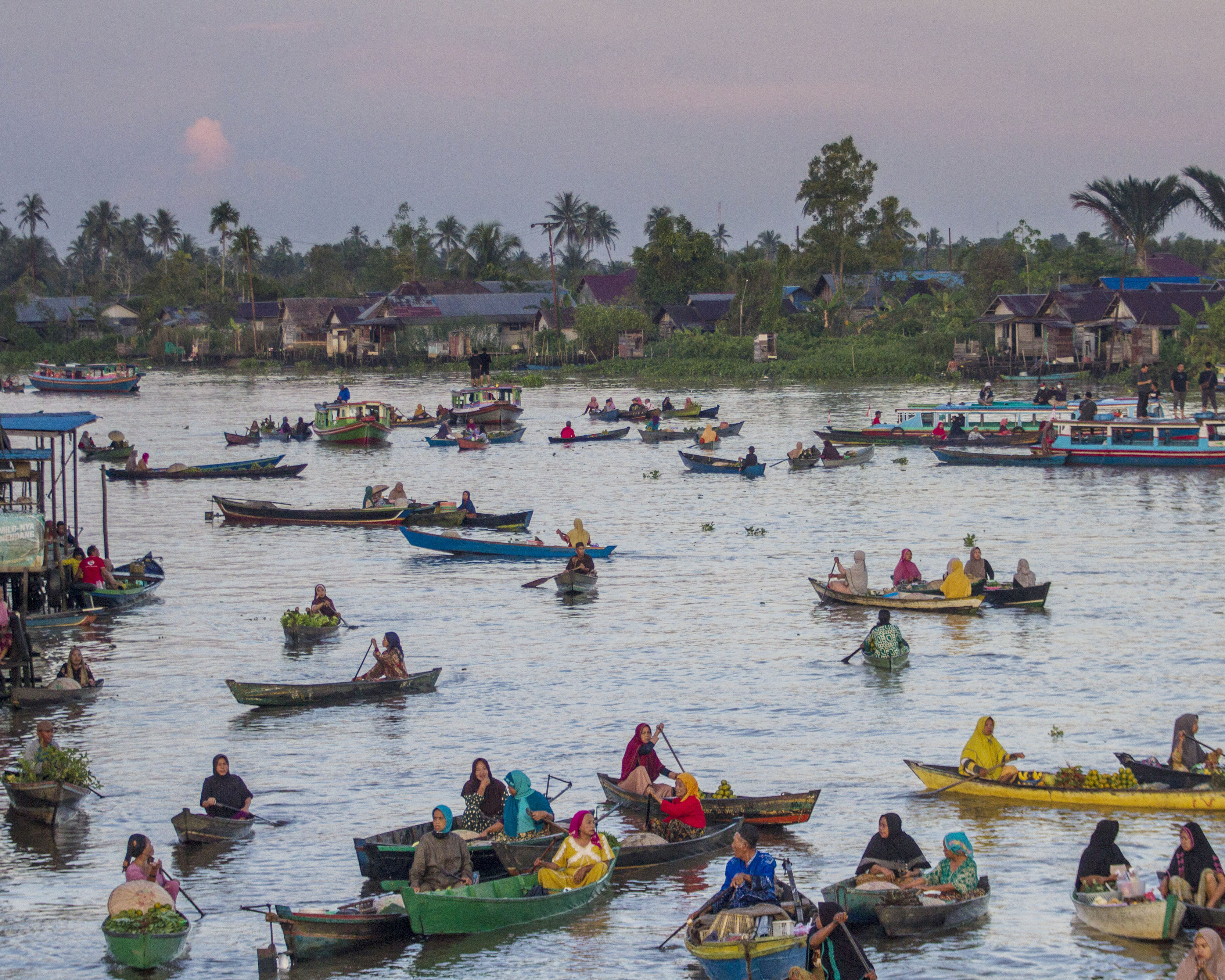 Pedagang menjajakan dagangannya di atas jukung (perahu) di Wisata Pasar Terapung Lok Baintan, Kabupaten Banjar, Kalimantan Selatan.