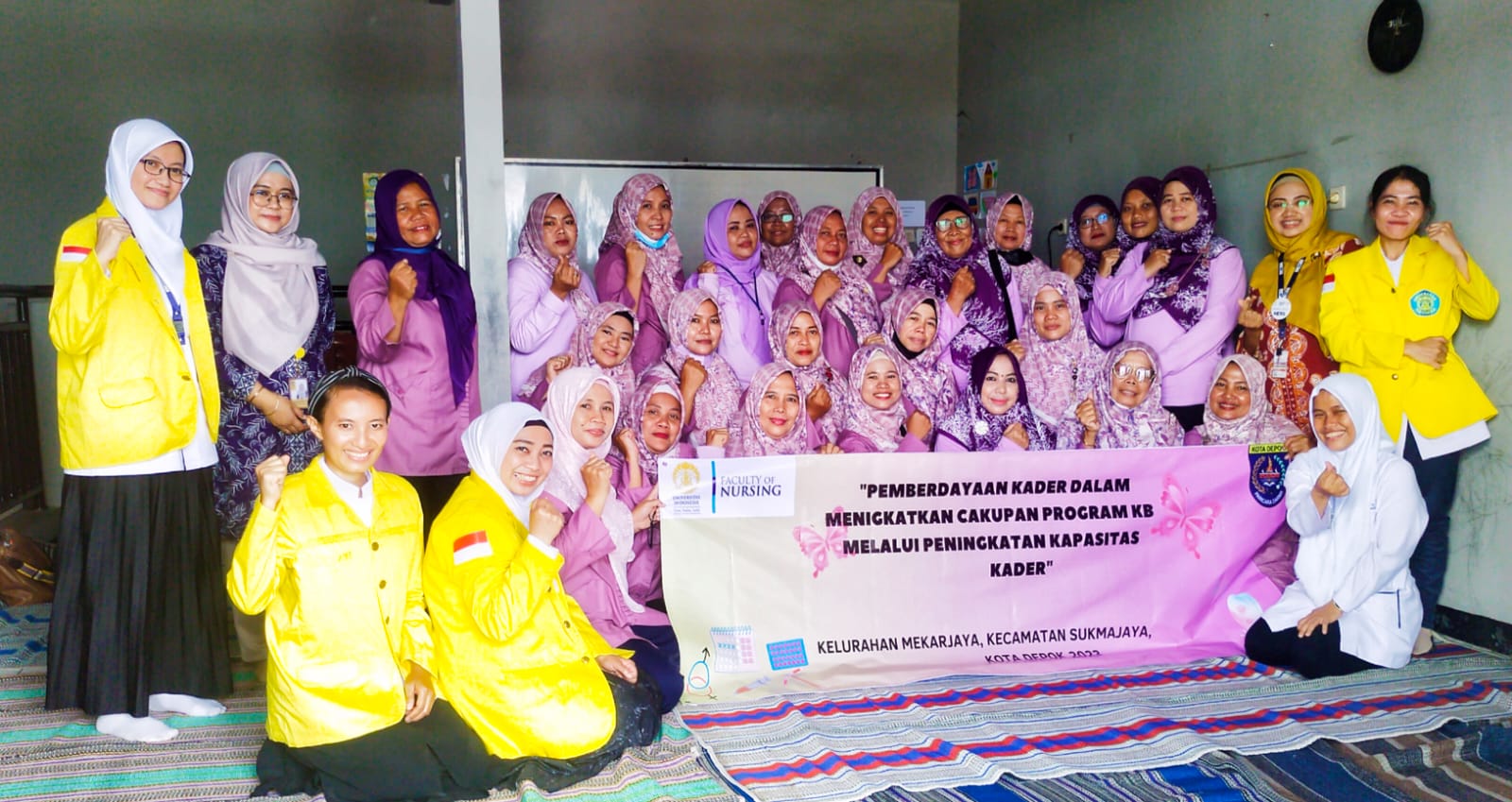 Mahasiswi UI jurusan keperawatan memberikan edukasi tentang KB