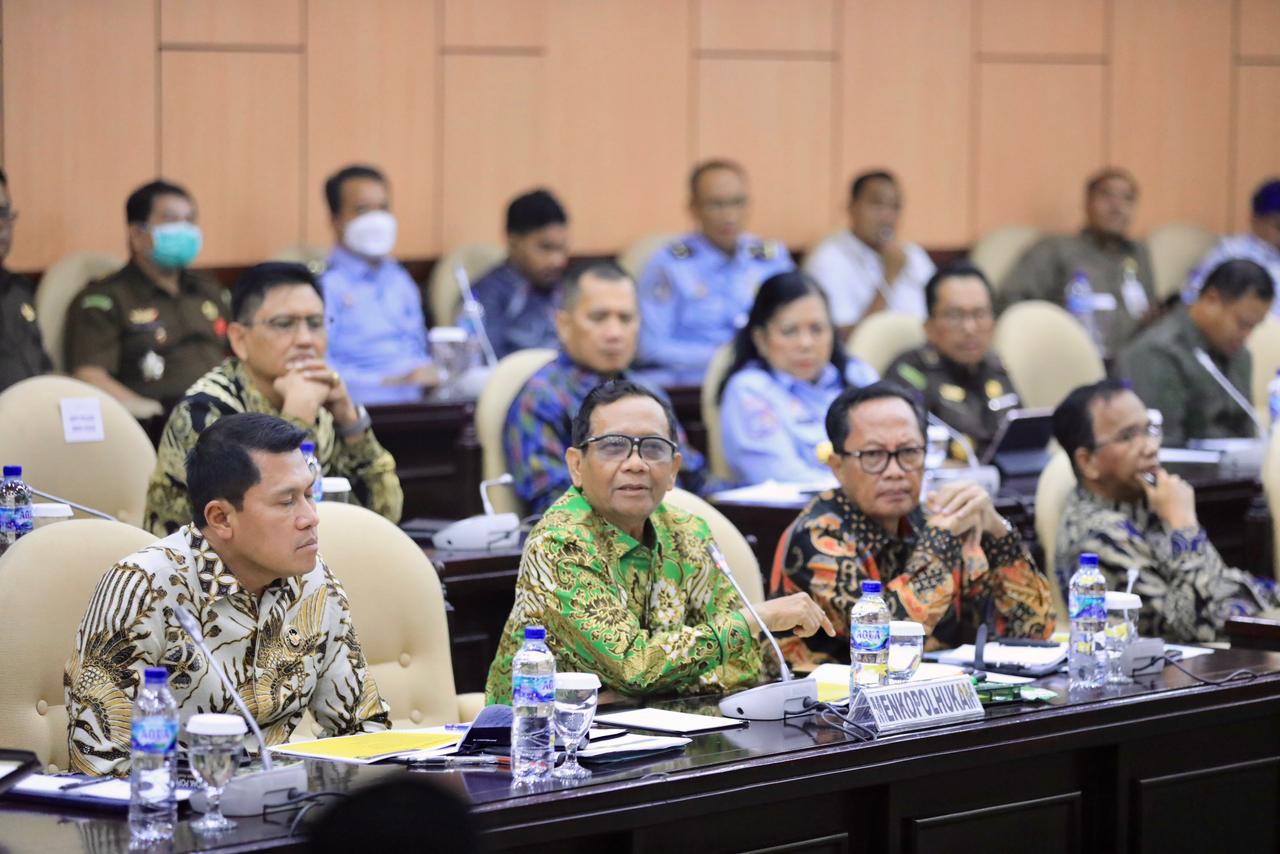 RDP DPD RI bersama dengan Menko Polhukam Mahfud MD, Wakil Jaksa Agung, dan BIN di Nusantara V Komplek Parlemen, Jakarta, Selasa (4/7/2023).