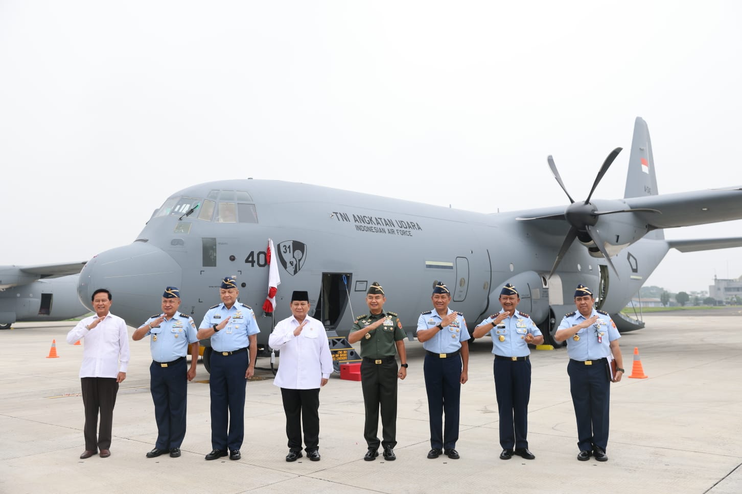 MENTERI Pertahanan (Menhan) Prabowo Subianto menyerahkan secara simbolis Pesawat C-130J Super Hercules kedua ke TNI AU
