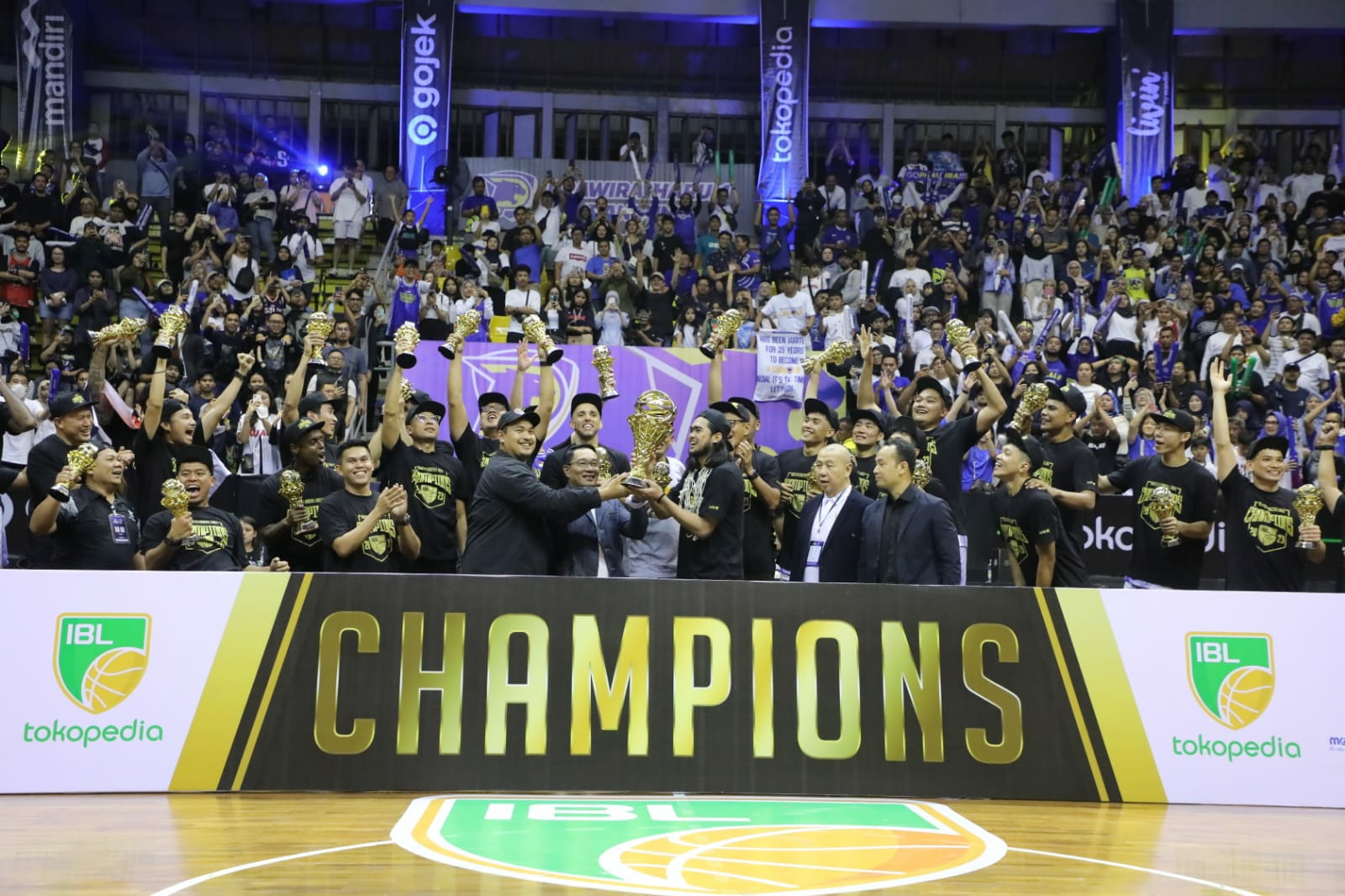 Penyerahan piala untuk Prawira Harum Bandung yang menjuarai IBL 2023.