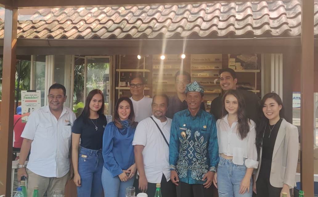 Bupati Tanah Laut Sukamta (ketiga dari kanan bagian depan) bersama sutradara dan pemain film When Love Calls From the Bottom of Borneo.