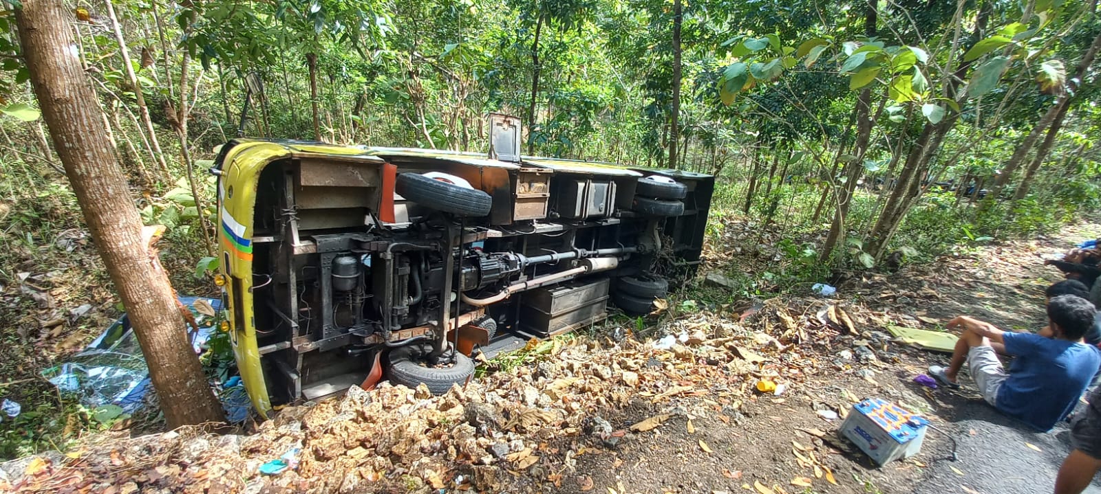 Bus Trans Jogja alami kecelakaan di Dusun Pulegundes, Desa Sidoharjo, Minggu (2/7)