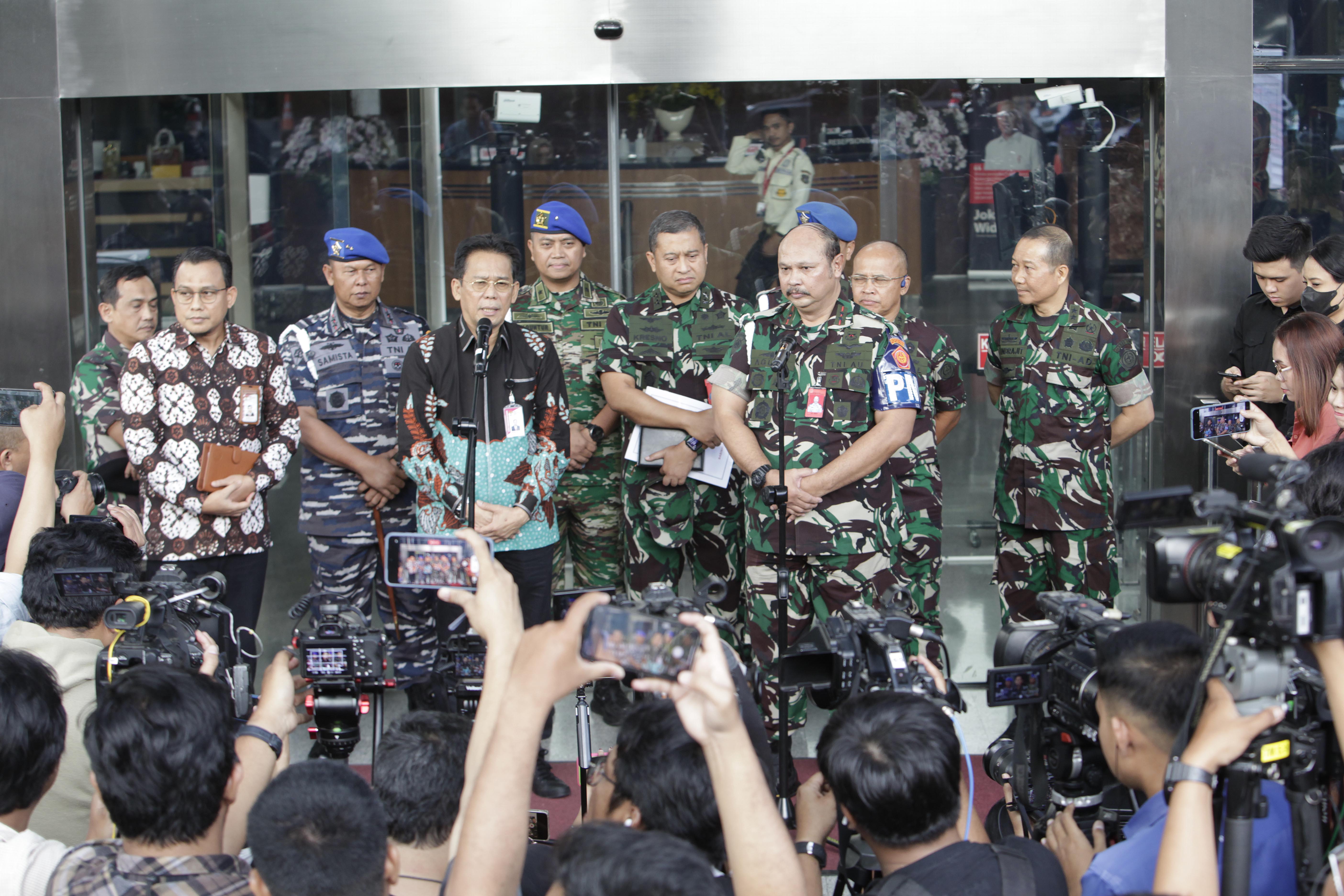 Rombongan Puspom TNI mendatangi KPK usai Kepala Basarnas Marsma Henri Alfiandi ditetapkan jadi tersangka