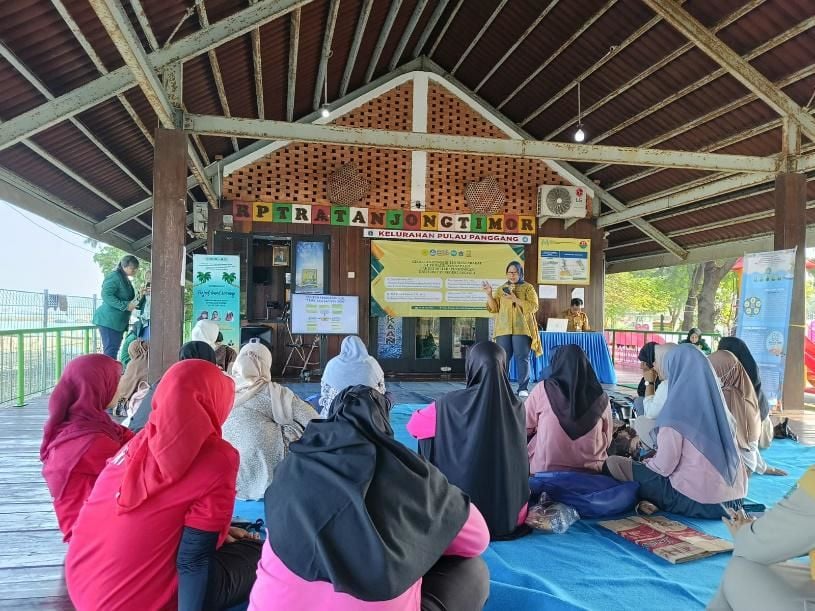 Dosen UNJ sedang memberikan pelatihan kepada para guru PAUD di Kepulauan Seribu, Jakarta.