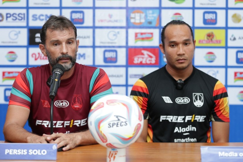 Pelatih Persis Leonardo Medina (kiri).