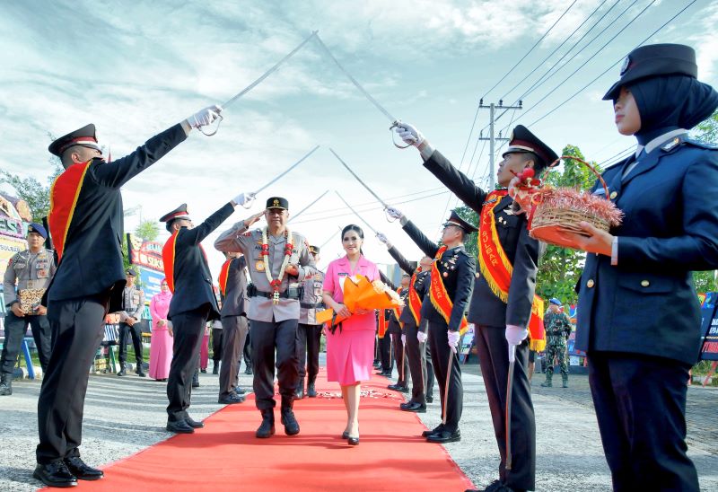 Kapolda Sulbar Adang Ginanjar beserta istri disambut di Mako Polda Sulbar.