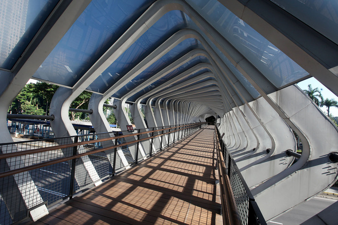 Jembatan penyeberangan orang (JPO) yang lengang di kawasan Senayan, Jakarta.