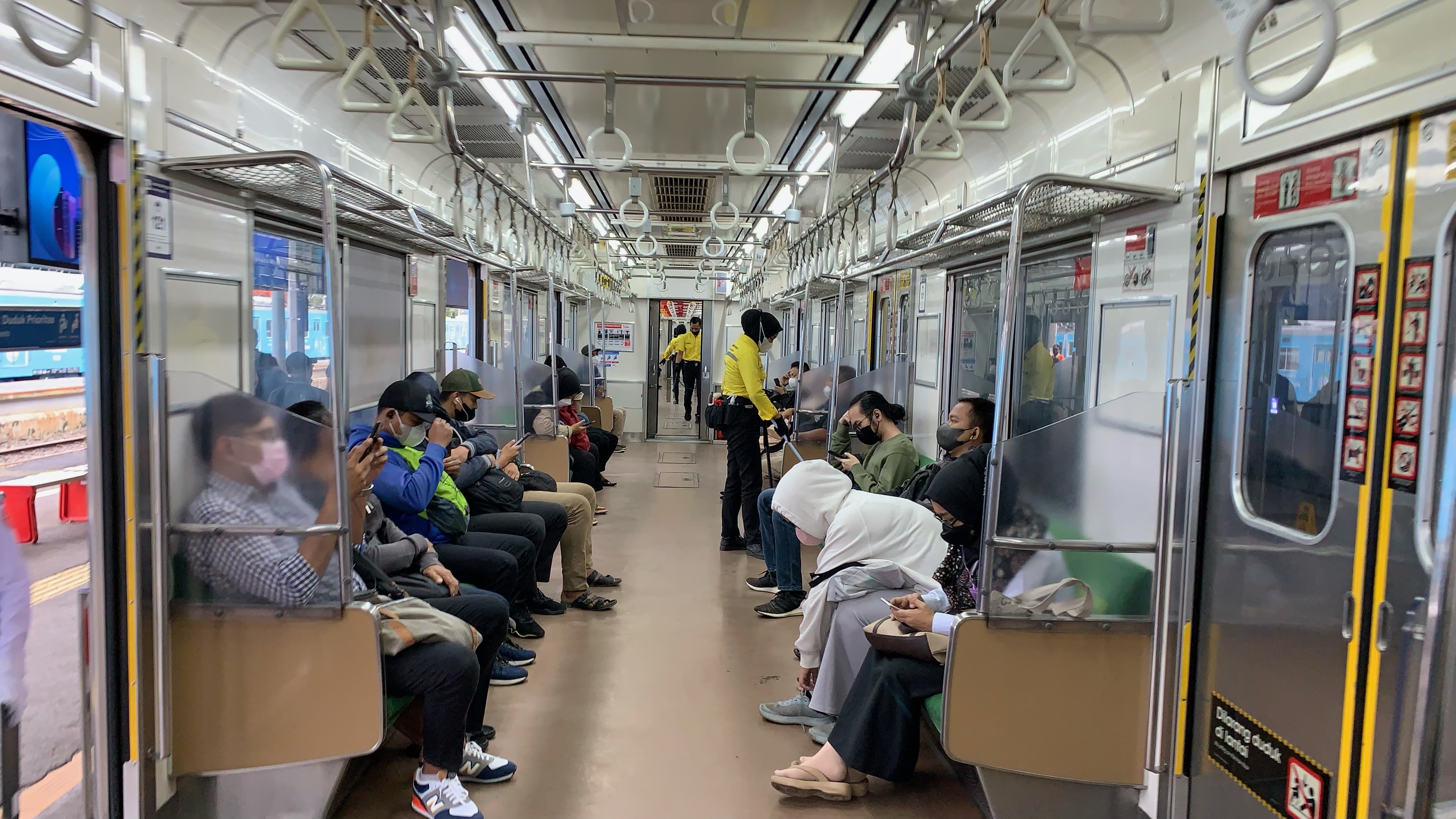 Suasana di dalam KRL.