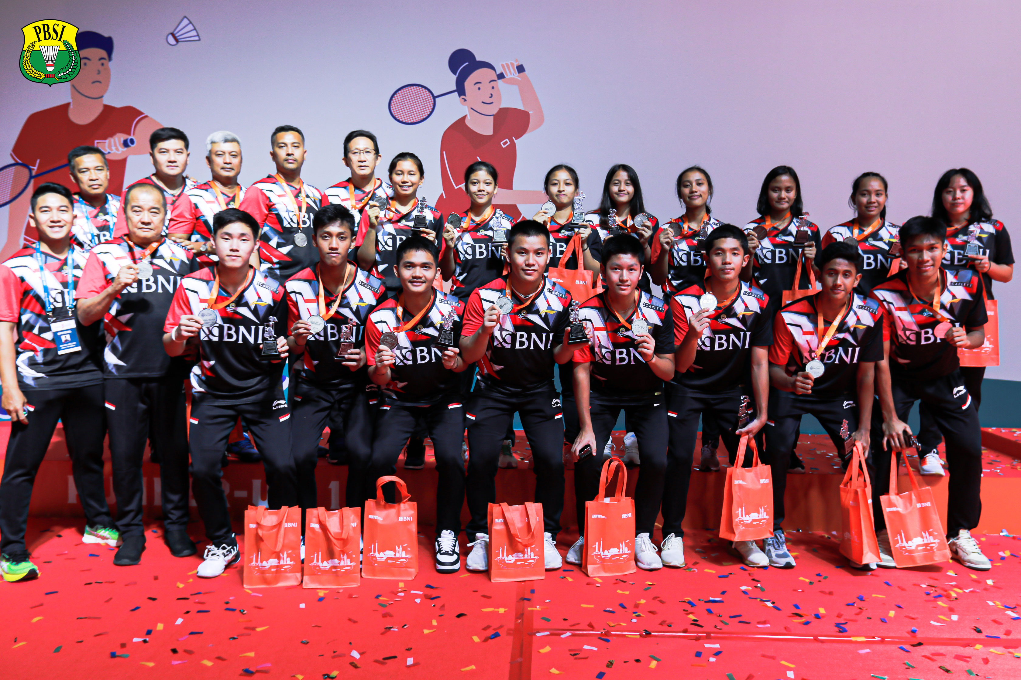 Skuad beregu campuran Indonesia di ajang Kejuaraan Bulu Tangkis Junir Asia