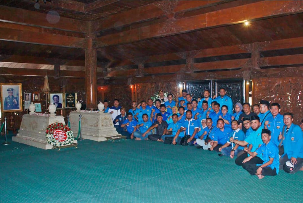 Pengurus DPP KNPI kala berziarah ke makam Presiden kedua RI Soekarno dan Tien.