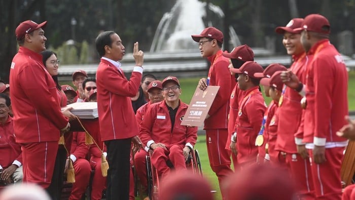 Presiden Jokowi Memberikan Bonus Kepada Atlet yang Meraih Medali di Asean Paragames