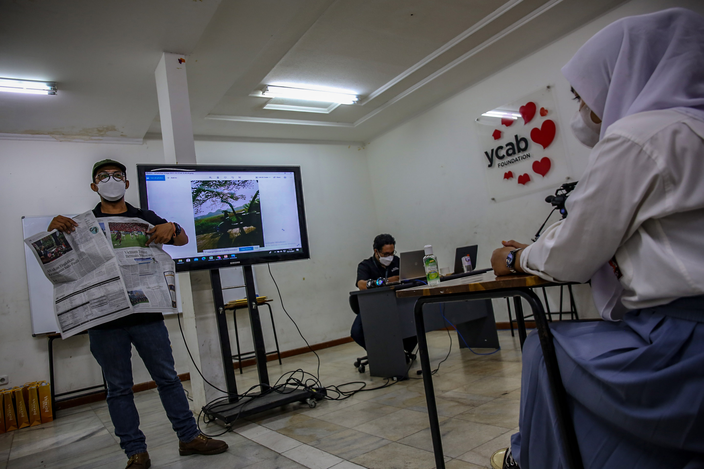  Fotografer Media Indonesia Ramdani memberikan materi saat kegiatan Media Mengajar di rumah belajar YCAB (Yayasan Cinta Anak Bangsa).