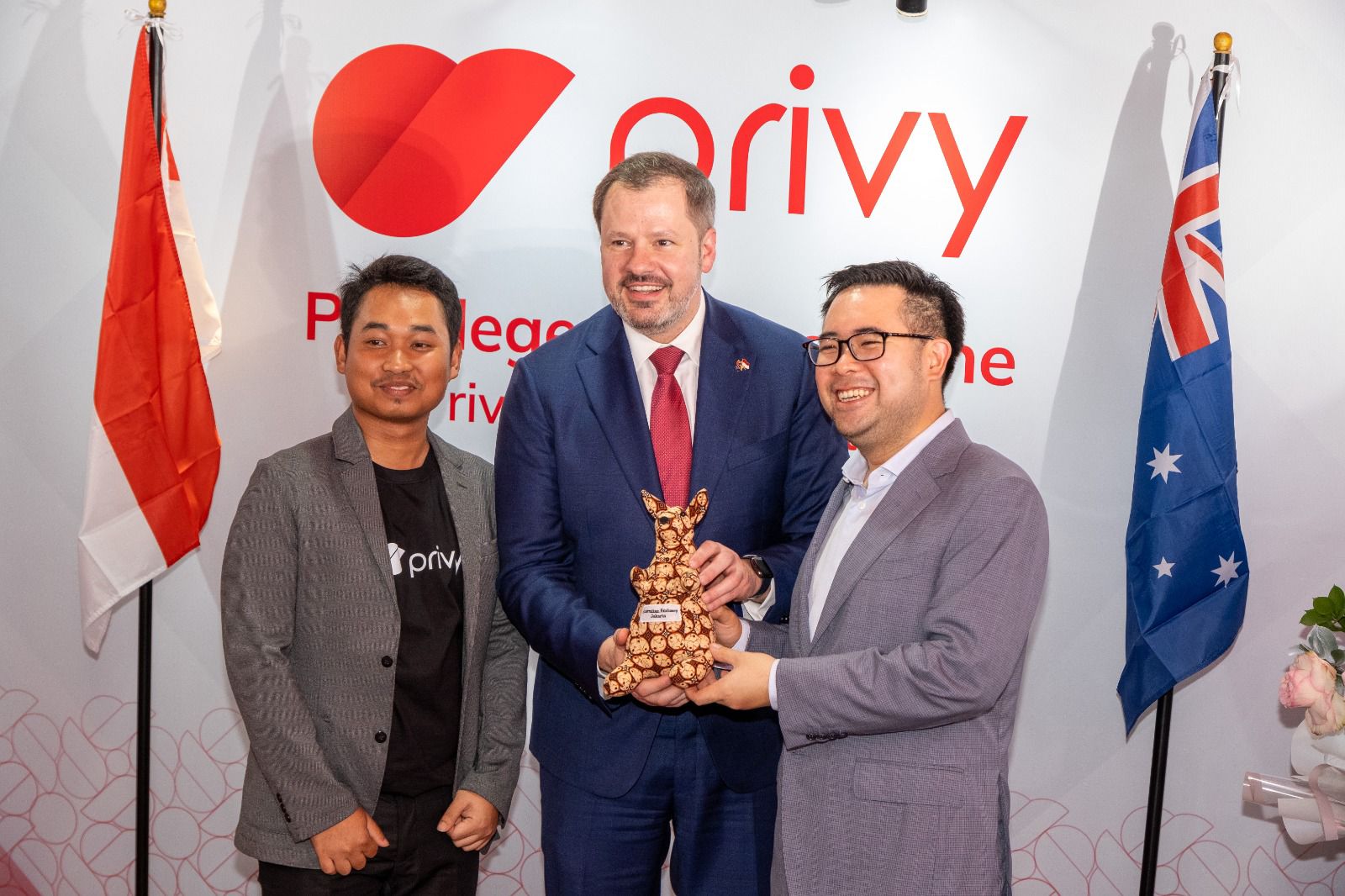 CTO Privy Guritno Adi Saputra (kiri), Menteri Industri dan Sains Australia, Ed Husic (tengah), CEO Privy Marshall Pribadi