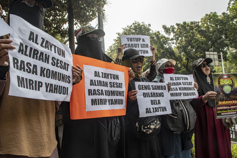 Massa melakukan aksi menuntut penutupan pasantren Al-Zaytun yang diduga jejaring terorisme NII.