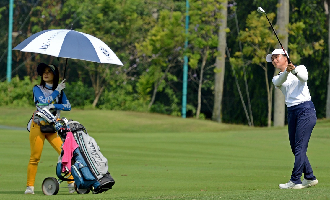 Elaine Widjaja (kanan) memimpin divisi putri Medco-Pondok Indah Amateur Golf Championship 2023.
