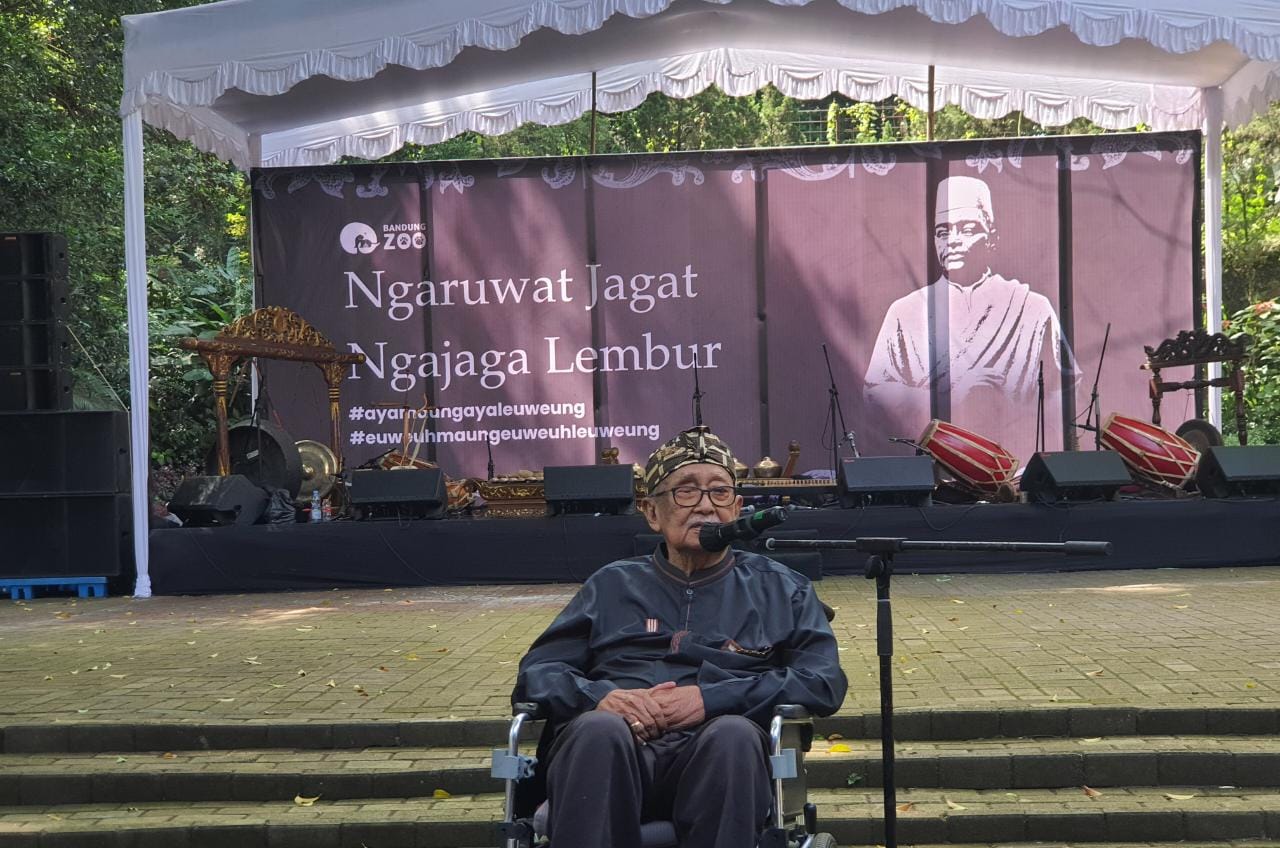 Sesepuh Jawa Barat Solichin GP menghadiri Ngaruwat Jaga Ngajaga Lembur yang digelar Yayasan Margasatwa Tamansari Bandung