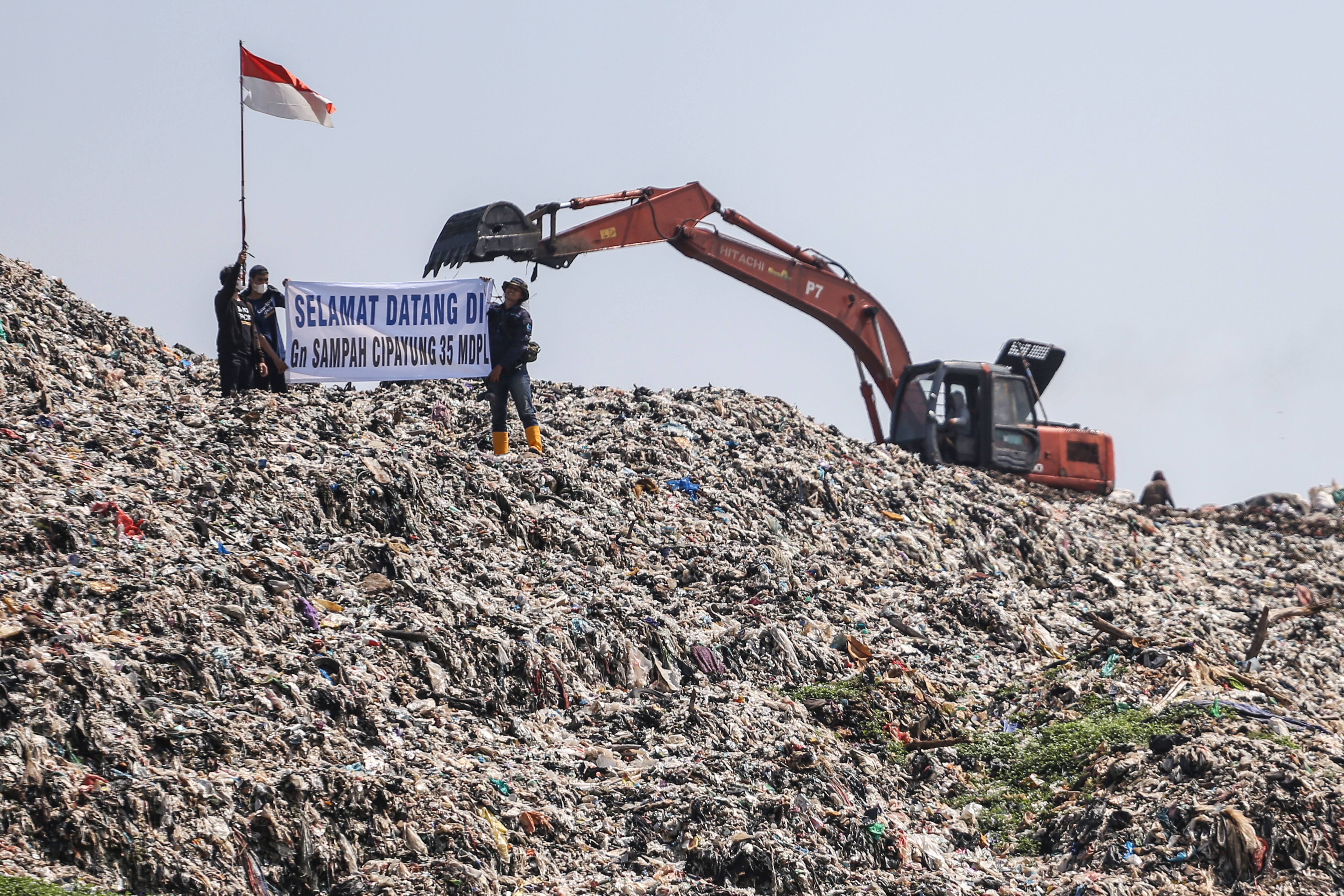 Gunung sampah di TPA Cipayung, Depok.