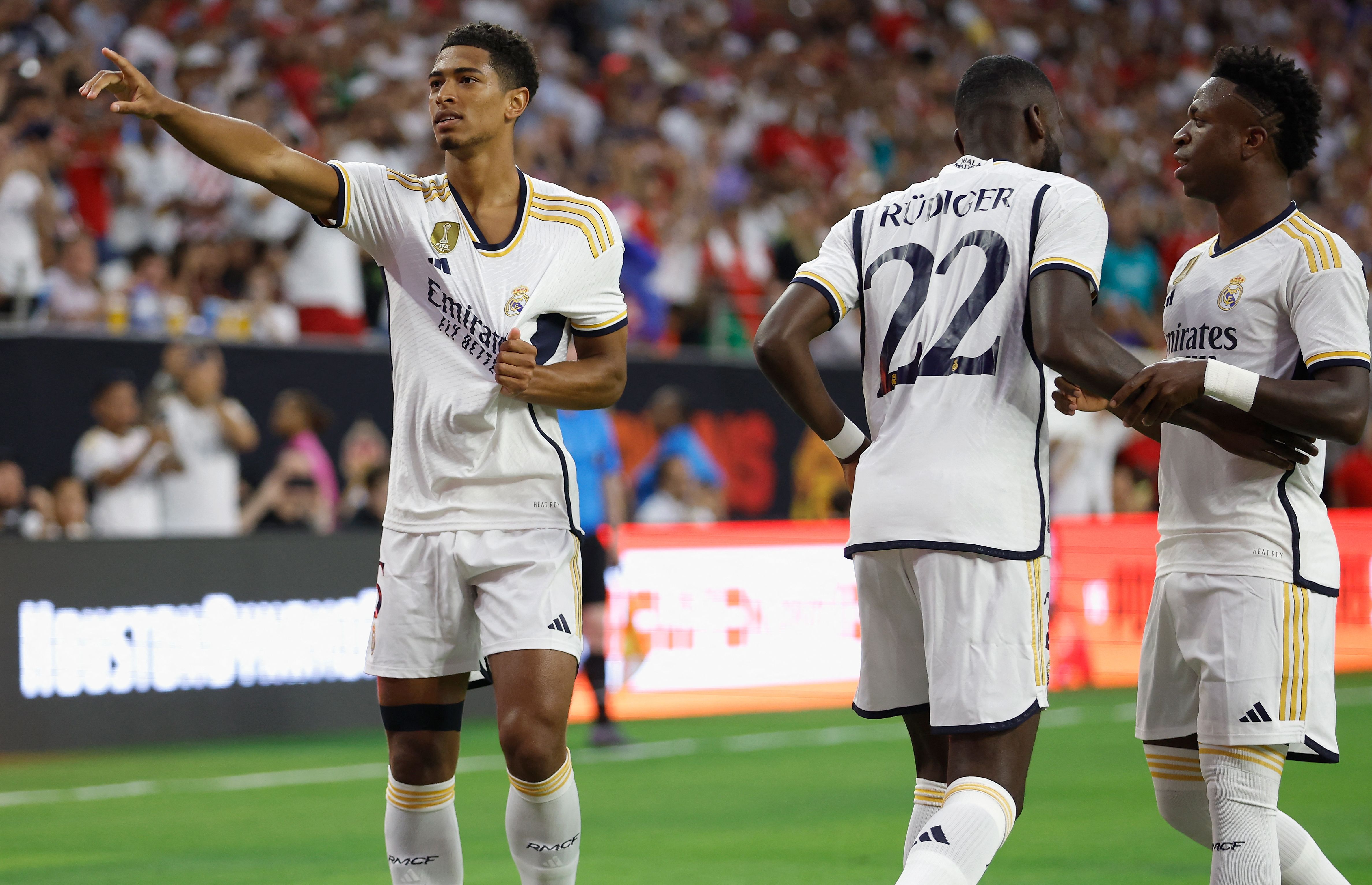 Gelandang Real Madrid Jude Bellingham (kiri) melakukan selebrasi usai menjebol gawang Manchester United di laga pramusim.