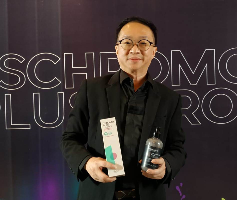 CEO Beauty World, Efendi, memperkenalkan produk pewarna rambut Chromo Plus by RICA dari bahan vegan. 