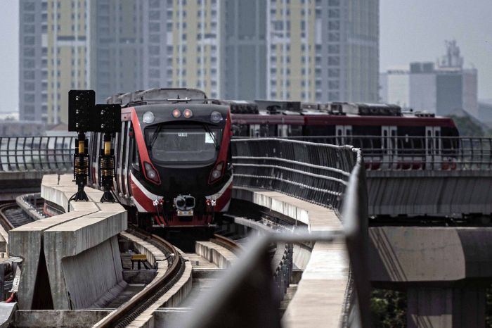 Kereta api ringan atau Lintas Raya Terpadu (LRT) Jabodebek melintas saat uji coba terbatas di jalur LRT Dukuh Atas-Cawang, Jakarta