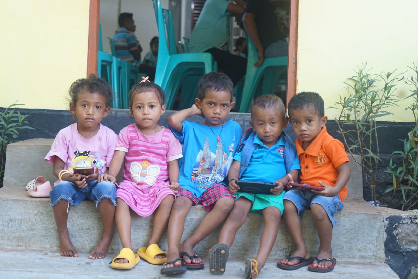 Anak-anak Flores yang hadir pada saat acara pembagian vitamin dan suplemen kesehatan oleh GP Farmasi Indonesia.