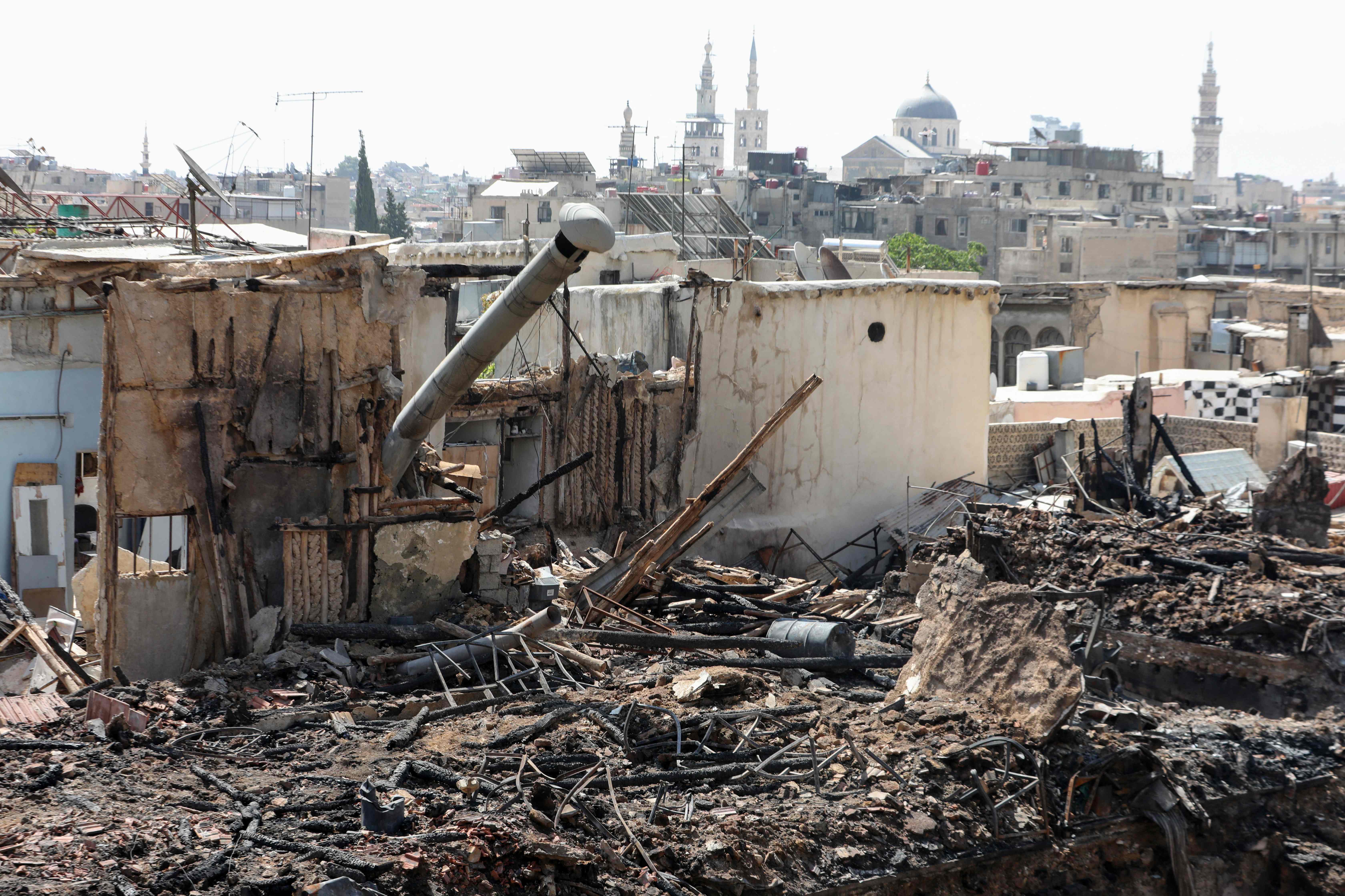 Salah satu gedung bersejarah hancur di Distrik Saruja, Wilayah Damascus, Suriah, Selasa (18/7), akibat serangan rudal Israel. 
