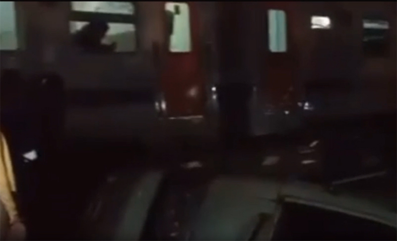 Sebuah mobil pick up tertabrak Kereta Api Banyubiru setelah mati mesin dekat perlintasan. Dua pengendara mobil selamat.