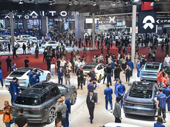 Pengunjung memadati pameran mobil di Tiongkok. 