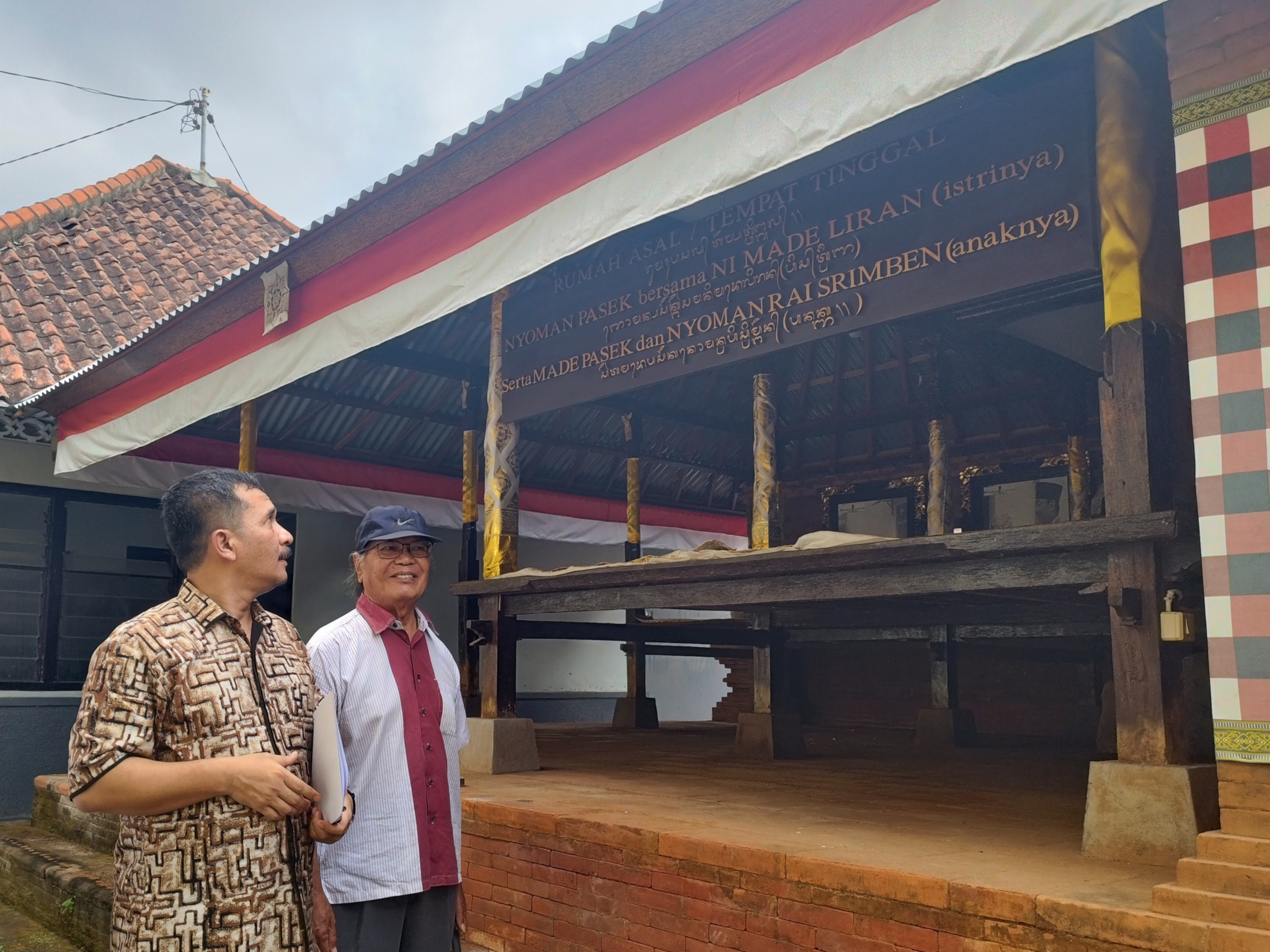 Made Arsana (kanan) menunjukkan Bangunan Bale Gede kepada Ketua Komisi A DPRD DIY, Eko Susanto (kiri): 