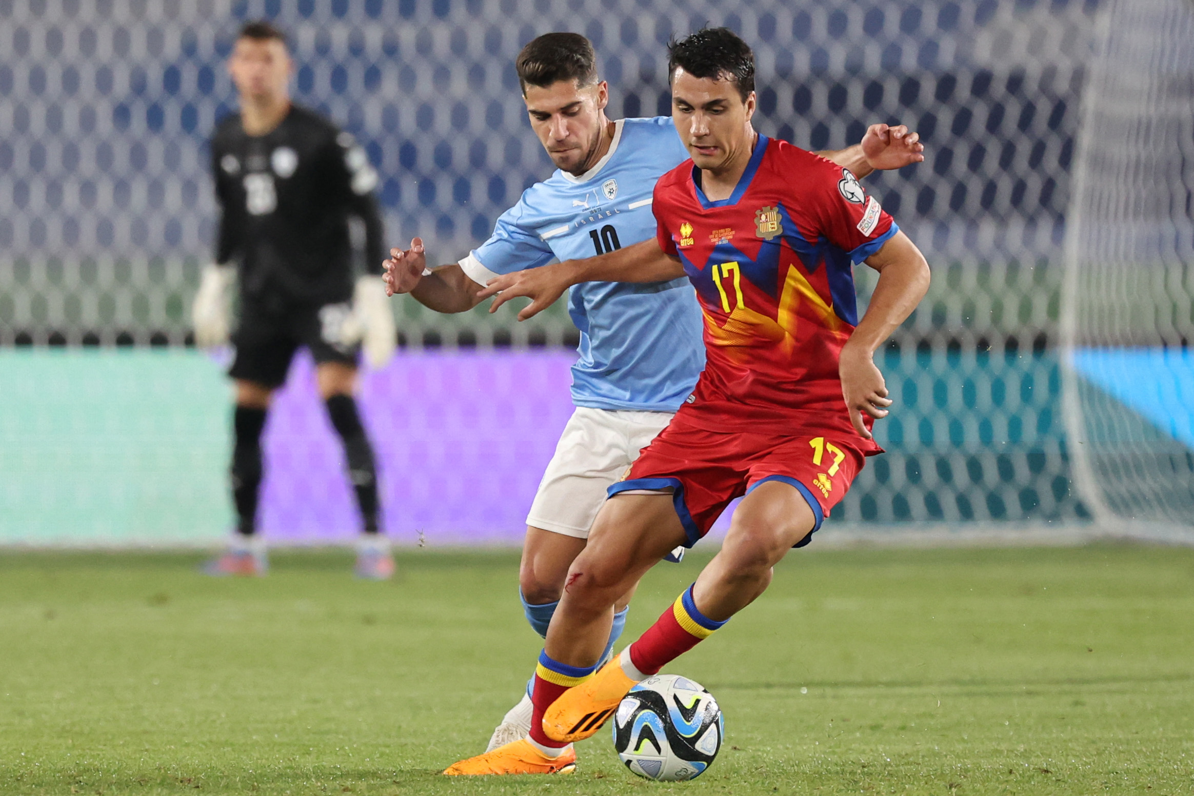 Winger asal Israel Manor Solomon (belakang) pada pertandingan antara Israel vs Andorra di kualifikasi UEFA Euro 2024.