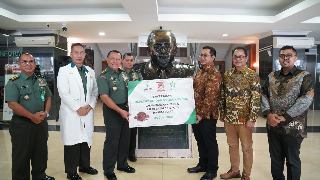 Perwakilan Enesis Group memberikan bantuan CSR kepada Kepala RSPAD Gatot Soebroto, Letnan Jenderal TNI dr A. Budi Sulistya.