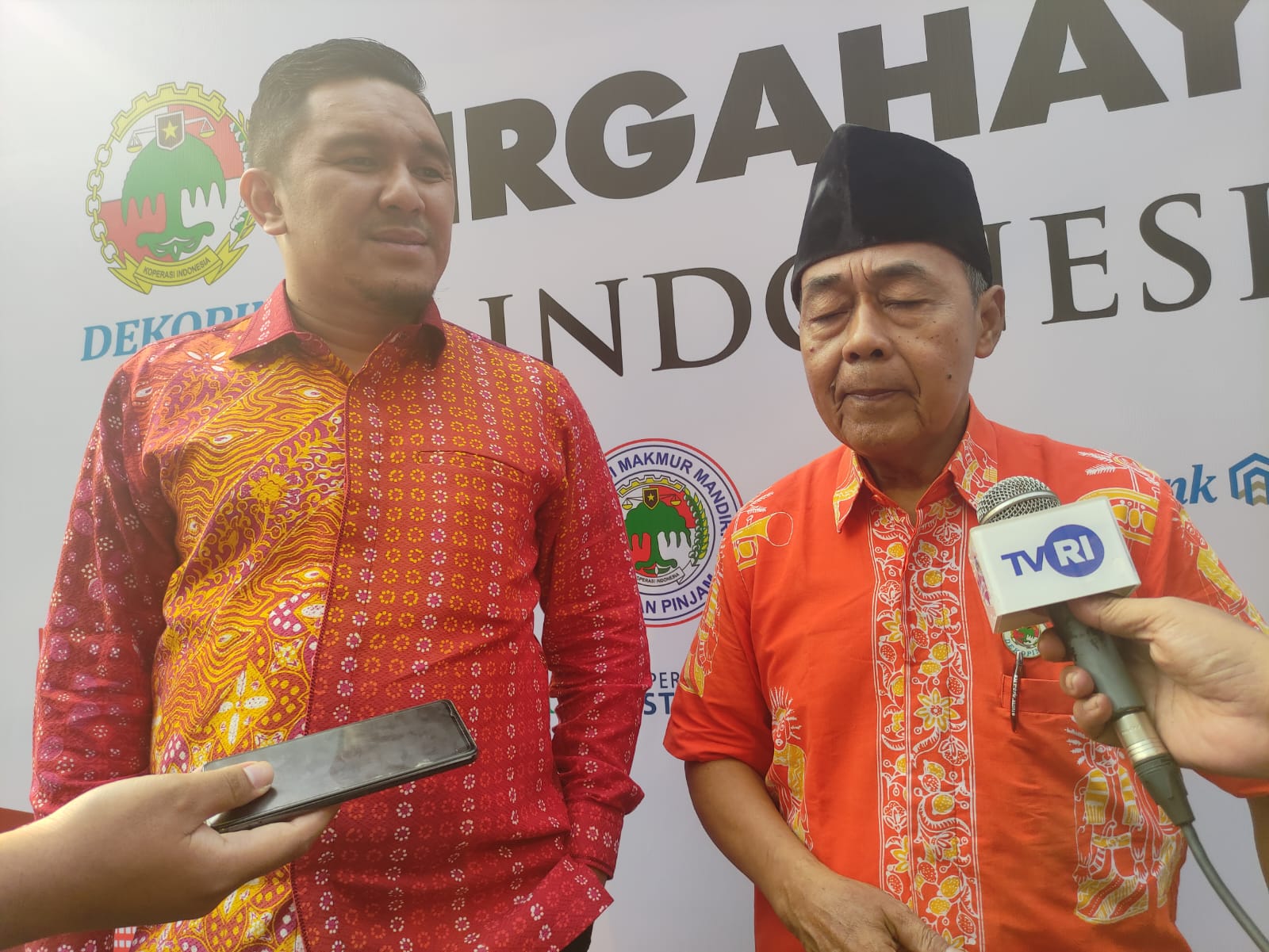  Sekretaris Umum Inkoppas Ngadiran (kanan) dan Ketua Harian dan Hubungan Antar Lembaga Inkoppas,  Andrian Lame Muhar