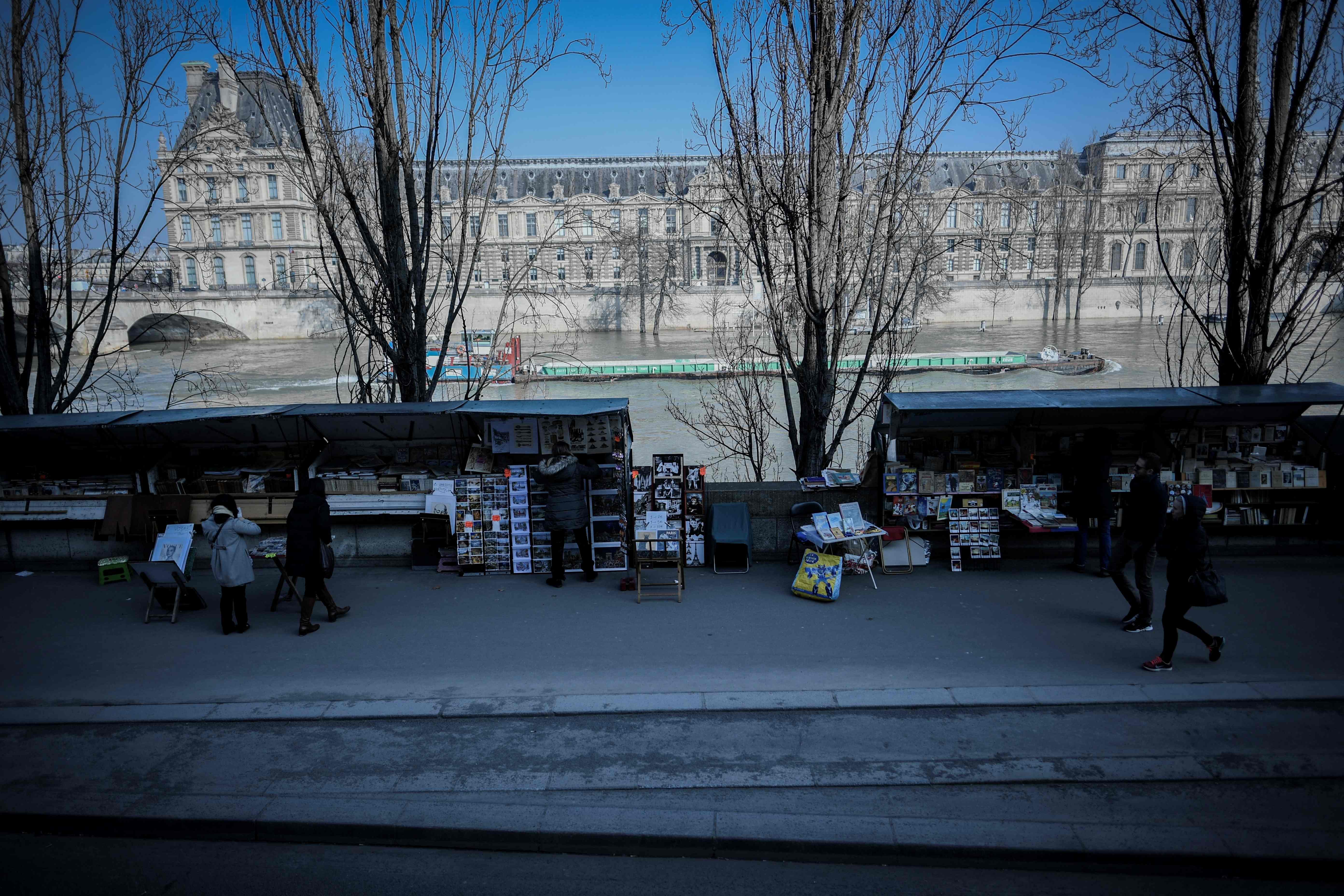 Kios pedagang buku di tepi Sungai Seine, Paris.