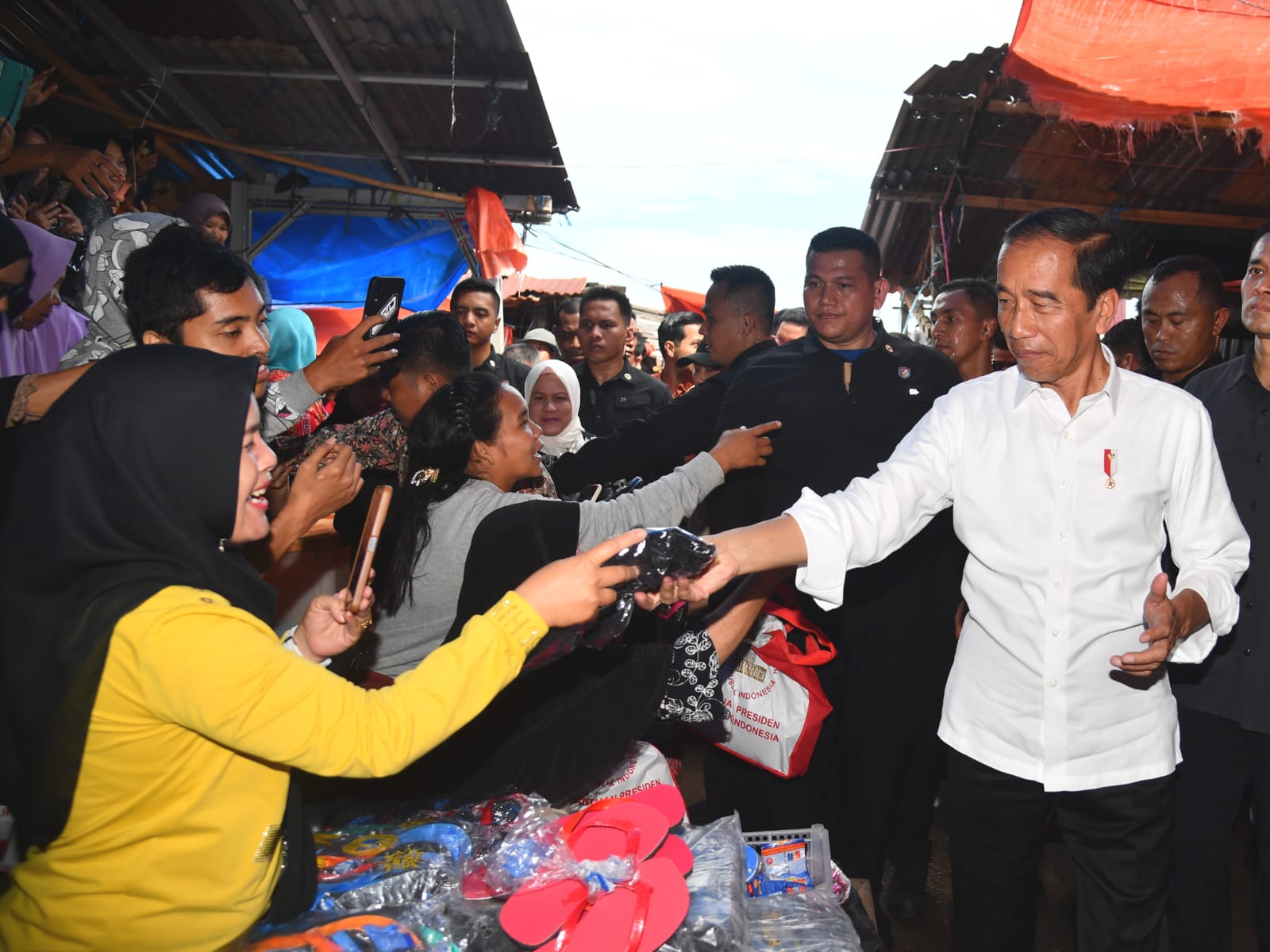 PRESIDEN Joko Widodo (Jokowi) bersama Iriana Jokowi berkunjung ke Pasar Purwodadi, Kabupaten Bengkulu Utara.