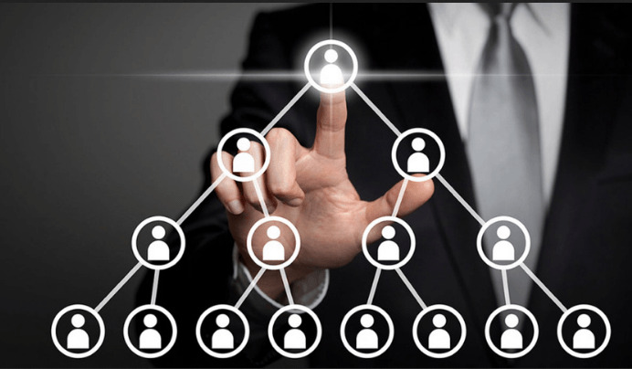 Ilustrasi skema ponzi yang digunakan Si Kembar dalam melakukan penipuan iPhone.