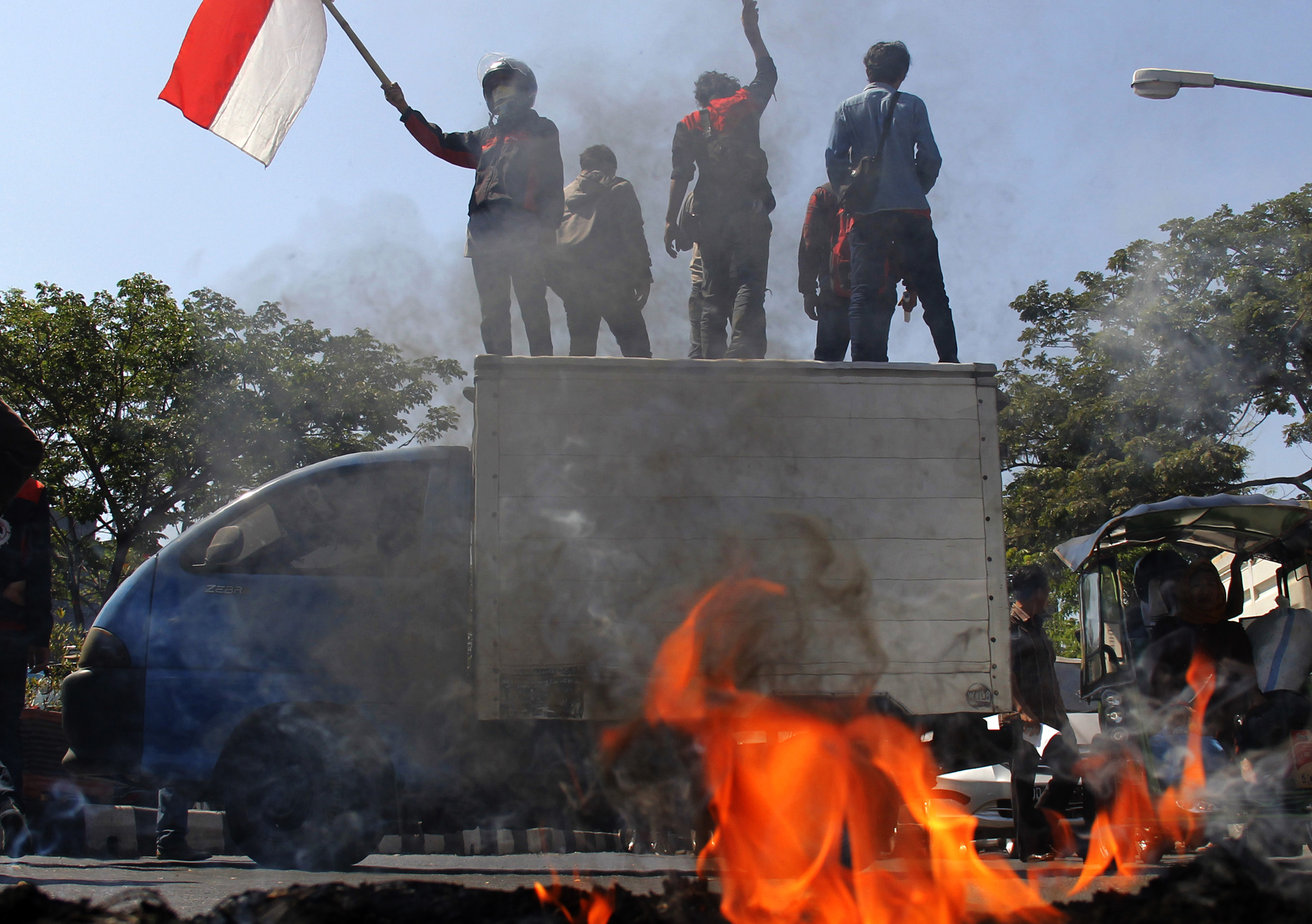Sejumlah mahasiswa di Kepulauan Riau menggelar unjuk rasa