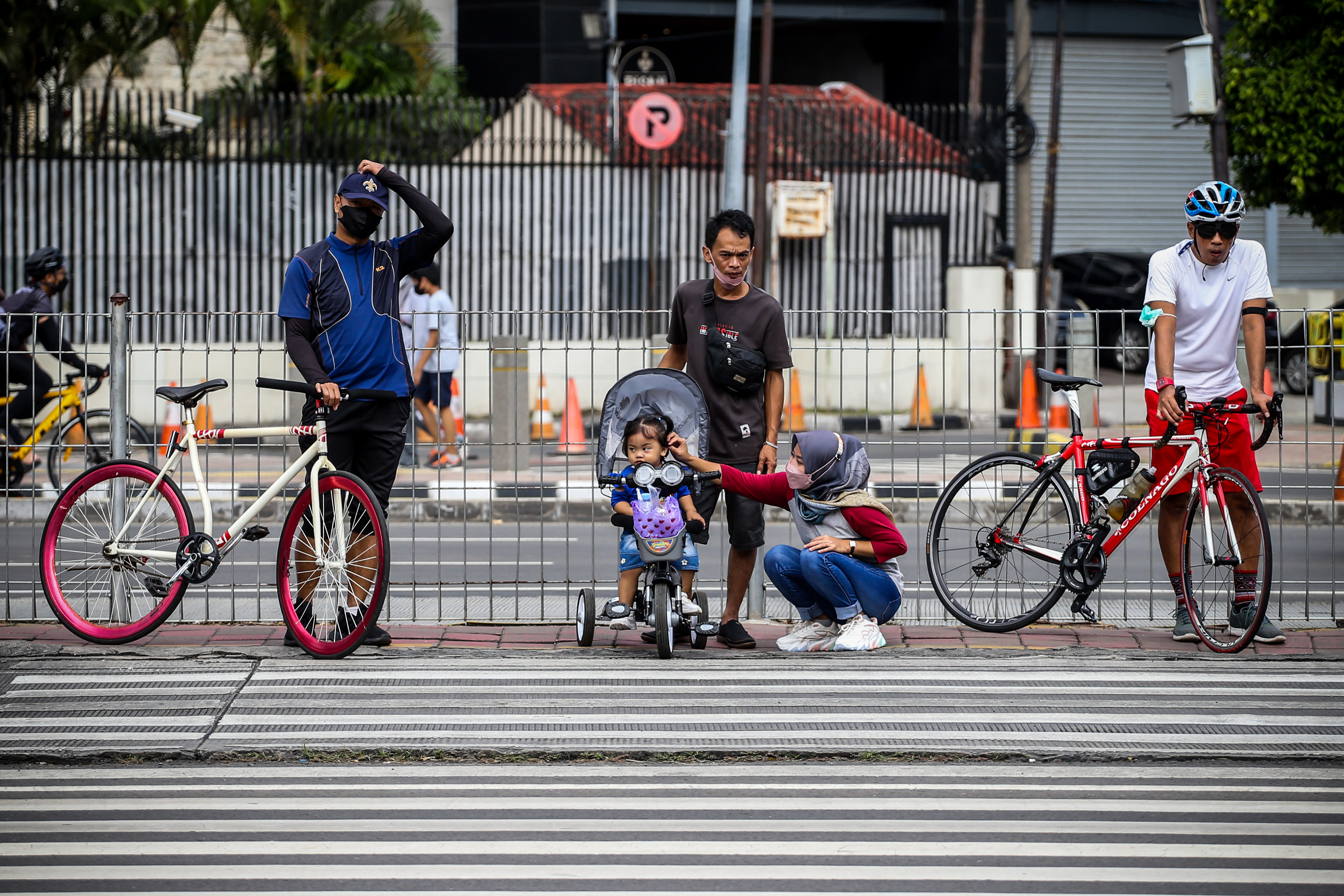  Warga berolahraga di Jalan Jenderal Sudirman, Jakarta