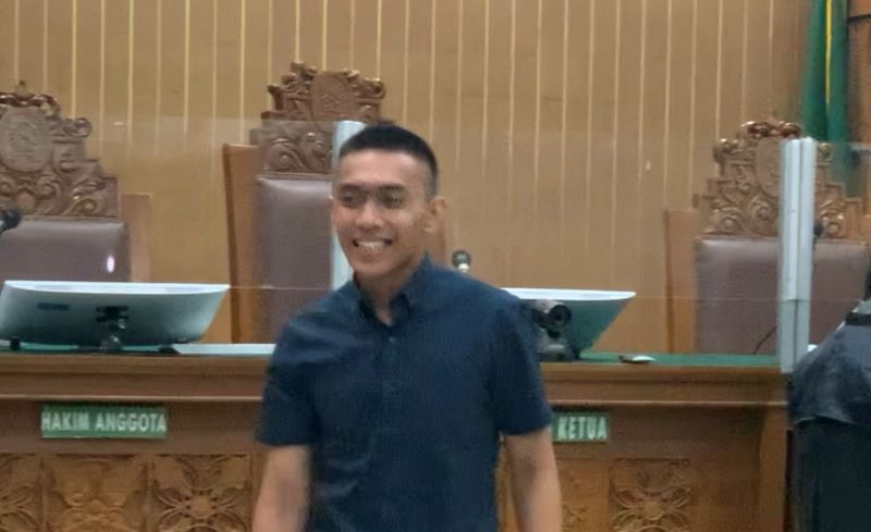 Mario Dandy tersenyum lebar usai mengikuti sidang keterangan saksi.