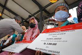 Penyaluran bantuan Asistensi Rehabilitasi Sosial (ATENSI) dari Kemensos kepada warga prasejahtera.