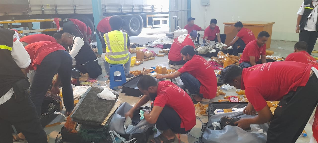 Temuan air zam zam dikeluarkan dari koper-koper jemaah haji saat hendak pulang ke Tanah Air. 