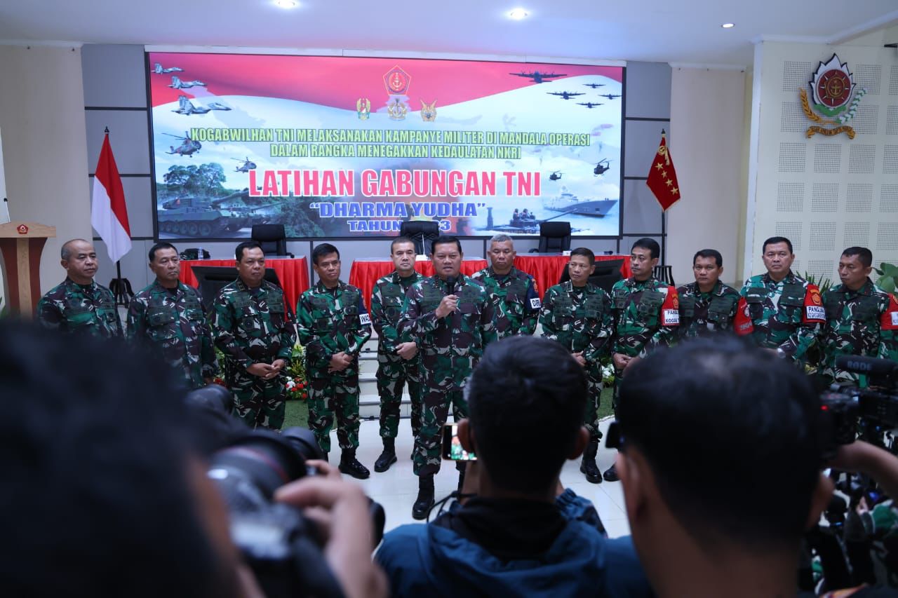 Panglima TNI Jendral Yudo Margono dan Pangdam Brawijaya menyampaikan arahan pada Latihan Gabungan TNI 2023 yang diikuti tiga matra, 